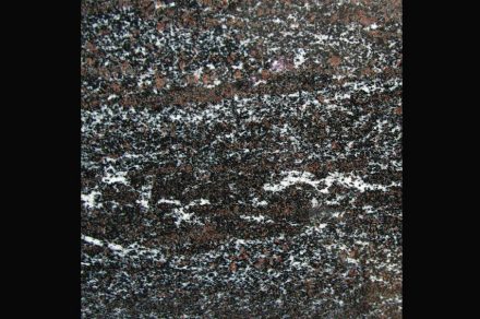 Russischer Granit (Garnet Amphibolite) „Tundra”, Firma <a href=" http://www.karier.ru/"target="_blank"> Vozrozhdenie</a>.