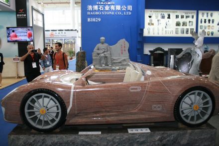 <a href="http://www.haobostone.com/"target="_blank">Haobostone</a>: Ferrari in Stein, im Hintergrund der chinesische Premierminister Li Keqiang.