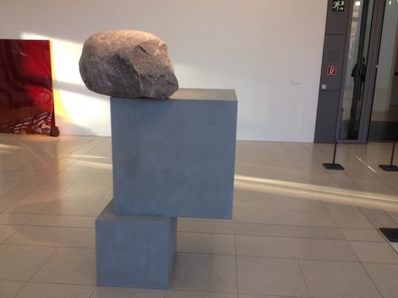 Jose Dávila, „Legacy is seldom stable“, 2017, Quader aus Sandstein Pietra Serena und Findling.