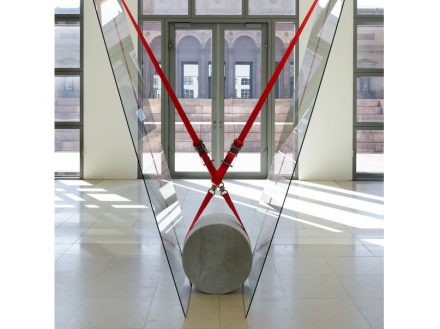 Jose Dávila, „Joint effort“, 2017, Marmorzylinder, Floatglas und Spanngurte, 120 x 270 x 200 cm. Foto: Agustín Arcea