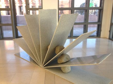 Jose Dávila, „Pendulum“, 2017, weißer sardischer Granit und Flussteine. Foto: Peter Becker