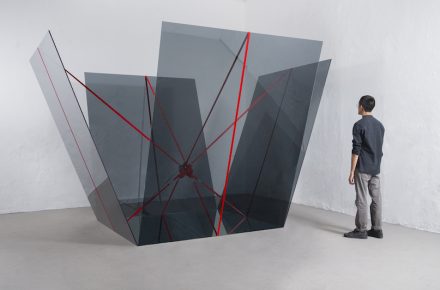 Jose Dávila, „A cube symbolically has no middle point“, 2017, Floatglas (grau), Spiegel und Spanngurte, 157 x 192 x 211 cm. Foto: Agustín Arce