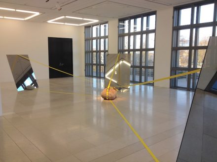 Jose Dávila, „The riddles have been unriddled”, 2017, Spionspiegel, 3 Flusssteine, Findling und Spanngurte. Flussteine. Foto: Peter Becker