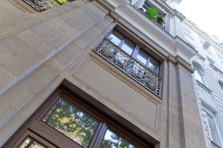 Wilhelm Schreiber & Partner aus Poysdorf: Sanierung der historistischen Natursteinfassade in der Wiener Praterstraße 42 (im 2. Wiener Gemeindebezirk).