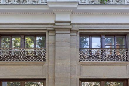 Wilhelm Schreiber & Partner aus Poysdorf: Sanierung der historistischen Natursteinfassade in der Wiener Praterstraße 42 (im 2. Wiener Gemeindebezirk).