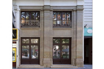 Wilhelm Schreiber & Partner aus Poysdorf: Sanierung der historistischen Natursteinfassade in der Wiener Praterstraße 42 (im 2. Wiener Gemeindebezirk).