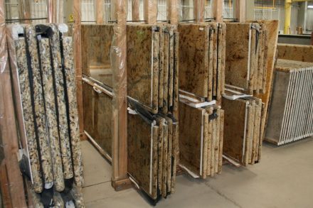 Küchenarbeitsplatten aus Naturstein im Lager.