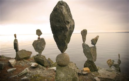 Stone stacking comprises a wide range of activities from simple piles to sophisticated sculptures. The photo shows a work of the US-artist Shane Hart.