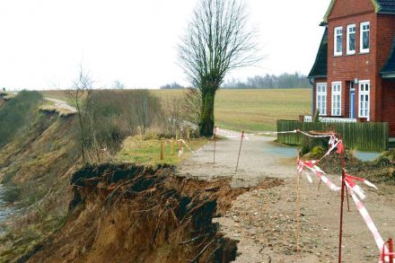 Die Winterstürme haben an den Kliffs des GeoParks Nordisches Steinreich ihre Spuren hinterlassen.