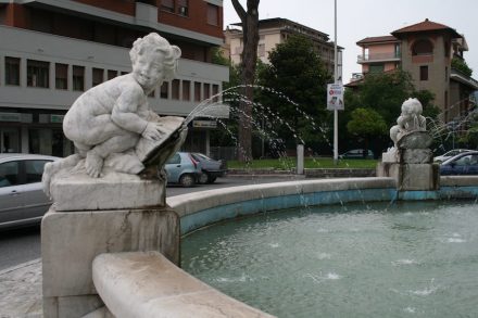 Brunnen sind ebenfalls ein ewiges Thema: ein Beispiel aus Massa-Carrara...