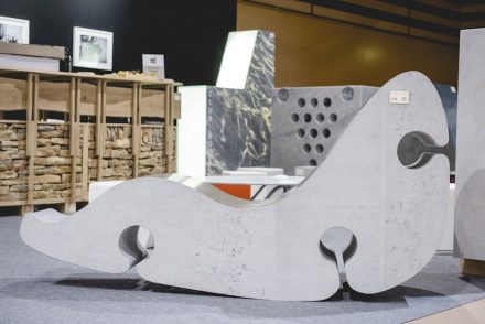 Design in Massivstein, gezeigt auf der Messe Rocalia in Lyon, Frankreich 2017. Foto: Rocalia 2017 – Elisabeth Rull & Kasia Strek