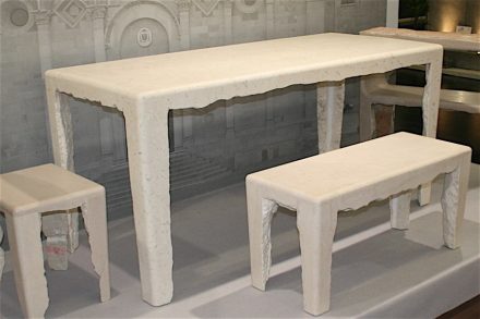 Design in Massivstein, gezeigt auf der Stone+tec in Nürnberg 2011. Foto: Peter Becker