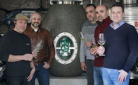 The Ànforum-Team (l.t.r.): Santiago Roma (R&D&I, in-house wine technician), Cayetano Otero (vintner), Martin Busto (sales manager), Alexandre García (designer), Fernando García (general manager and technician-in-chief). Photo: Monica Irago / La Voz de Galicia