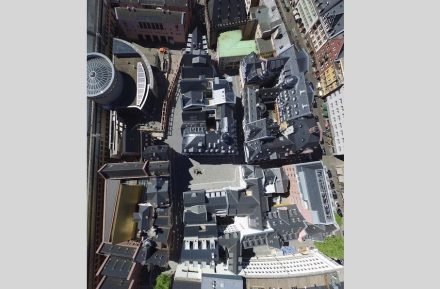 Bird’s view of the the „New Old City Quarter“. Center: Hühnermarkt, left from it the street Markt, the former Coronation Path. Photo: DomRömer GmbH / Uwe Dettmar