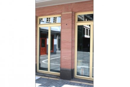 Façade detail at the Hühnermarkt.