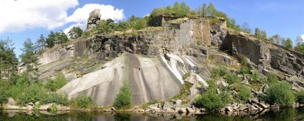 Schloßberg Flossenbürg, Ansicht von Norden, ehemaliger Steinbruch mit Burgruine Flossenbürg, so genannter „Zwiebelschalengranit“, im Geopark Bayern-Böhmen. Foto: Markus Fritsch / Wikimedia Commons