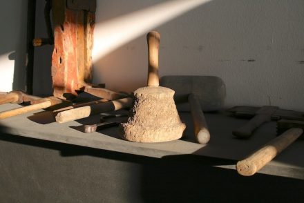 Die Werkzeuge der Steinhandwerker haben eine lange Tradition.