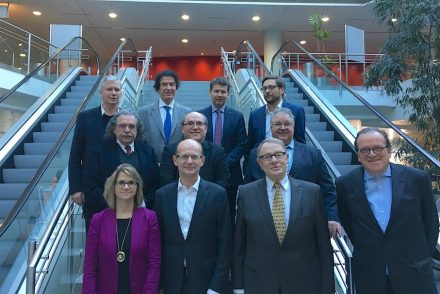 Die Jury des Deutschen Naturstein-Preises 2018 (v.l.n.r.): 1. Reihe: Arch. Ingrid Schegk, Arch. Heiner Farwick, Joachim Grüter, Arch. Christoph Mäckler 2. Reihe: Thomas Hippelein, Arch. Ulrich Junk, Frank Peffekoven 3. Reihe: Arch. Jörg Blume, Heinrich-Georg Hofmann, Hermann Graser jun., Arch. Gunther Bayer. Foto: DNV
