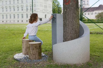 Bei der mit dem 1. Preis der Kategorie A ausgezeichneten „Baumbestattung“ windet sich das Grabdenkmal aus Schremser Granit um einen Baum; in die Stirnseite ist ein Mühlespiel mit grauen und weißen Kieselsteinen eingearbeitet.