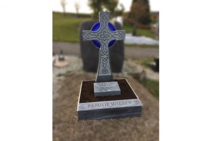 Ein weiterer 2. Preis ging an Steinmetzmeister Benedikt Pointner aus Hofkirchen an der Trattnach, OÖ, für sein „Irisches Kreuz“ aus grauem Marmor.