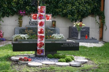 ... für Ernst Schumacher aus Birgitz, Tirol, für das Grabmal eines Rosenzüchters...
