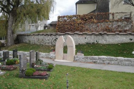 Anerkennung für Schwab aus Puch bei Hallein für die 2016 eröffnete anonyme Urnenanlage in Puch mit einer Bestattungswiese für naturnahe Bestattungen unterschiedlicher Kulturen und Glaubensrichtungen.