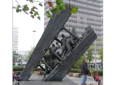 Die „Steile Lagerung“ von Max Kratz (1989) hinter dem Hbf Essen soll an die Mühsal der Bergleute erinnern.