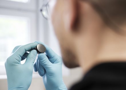 Körnerpräparate, wie hier im Bild, werden für Rohstoffanalysen mittels Rasterelektronenmikroskopie gebraucht. Foto: HZDR/ Frank Schinski.