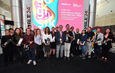 Die Studenten, deren Produktideen auf der Messe ausgestellt wurden. In der Mitte Gökhan Karakuş, Designer und Mitglied der Jury.