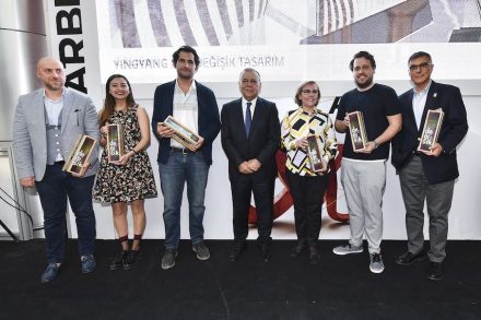 Die Vertreter der Firmen, die bei dem Projekt mitgemacht hatten. In der Mitte der Bürgermeister von Izmir, Aziz Kocaoğlu.