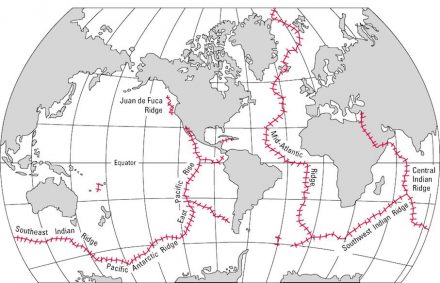 Die Verteilung der mittelozeanischen Rücken weltweit. Quelle: U.S Geological Survey (USGS) / Wikimedia Commons