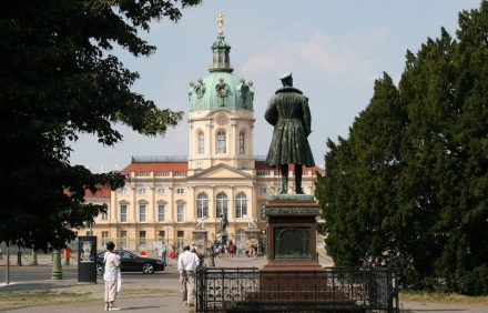 Das Charlottenburger Schloss, im Vordergrund die Figur des Prinzen Albrecht von Preußen (1809-1872), dahinter 2 Fechter (weiß getünchter Zinkguss nach Marmororiginalen im Louvre), ganz hinten das Reiterstandbild des Großen Kurfürsten.