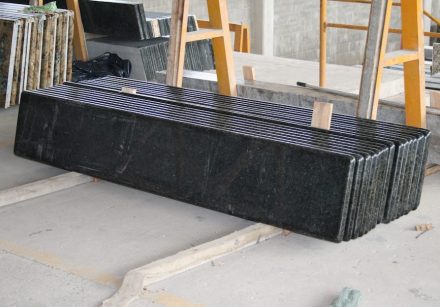 Küchenarbeitsplatten sind Standardprodukte der Steinbranche, Fensterbänke sind ein wenig außerhalb des Fokus.