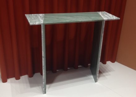 Budri, Patricia Urquiola: Konsole „Orilla“ aus der Kollektion „Agua“.