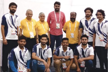 Mitglieder der Jury und Teilnehmer an dem Wettbewerb. Vikram Rastogi (hinten, 3. v. li.), Nilabh Gangwar von SkillsIndia (hinten, 4. v. li.).