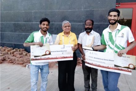 (v.l.n.r.) Mr. Kuldeep, 2. Preis; Vikram Rastogi; M. Manmadha Rao, Jurymitglied; Dahim Yaseen Bhat, 1. Preis.