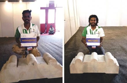 Zwei Teilnehmer an dem Wettbewerb: einer aus dem Bundesstaat Maharashtra; einer, der mit einem Freilos in den Wettbewerb gekommen war.