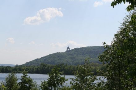 Unübersehbar ist das Kaiser-Wilhelm-Denkmal an der Porta Westfalica. Foto: Peter Becker