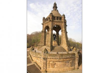 Die Kaiserstatue unter einem Baldachin aus Portaer Sandstein. Foto: WLV, Münster