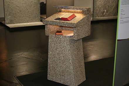Präsentation „Unser Naturstein“: Rednerpult/Ambo, <a href="https://www.vates.de/"target="_blank">Granitwerk Vates</a>.