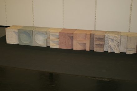 „Together“. Arbeit einer Steinmetzschule.