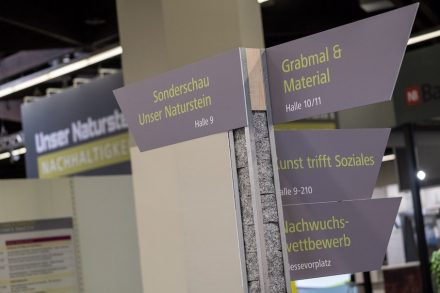 Hinweisschild mit Pflastersteinen.