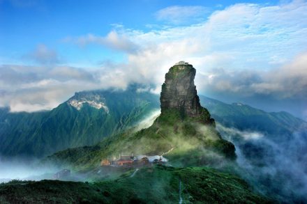 Fanjingshan. Photo: Zhou Wenqing / Office of the Leading Group for World Heritage Application of Tongren City