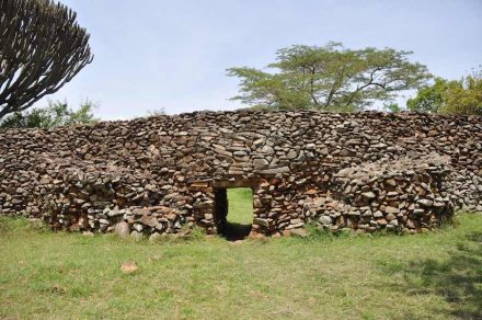 Entrance at Kochieng enclosure and buttresses at either side for stability. Photo: Ephraim Mwangi / National Museums of Kenya