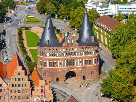 Nicht nur Backstein: Schiefer schmückt die Dächer des Holstentores in Lübeck. Hier ein Blick von der Petrikirche. Quelle: Wikimedia Commons / <a href=" http://www.c-w-design.de"target="_blank">Christian Wolf</a>
