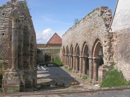 Kloster und Kaiserpfalz Memleben müssen für kurze Zeit den Glanz der großen Geschichte abbekommen haben. Foto: Jörg Blobelt / Wikimedia Commons