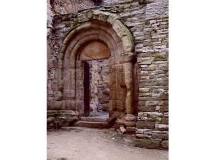 Die romanische Pforte im Kloster Memleben. Foto: Suhaknoke / Wikimedia Commons