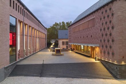 Natural stone together with the stonemasons’ ancient skills of and modern machinery offers endless possibilities for design. New building of the Historical Museum in Frankfurt/Main by Lederer Ragnarsdóttir Oei. <a href="https://www.stone-ideas.com/63858/german-natural-stone-award-2018/"target="_blank">Report</a>