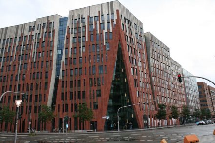 Ein Beispiel für Naturstein an einem Hamburger Neubau: das <a href=" https://www.stone-ideas.com/21595/architektur-ideen-fur-mauern-fassaden-und-boden-5/"target="_blank">Sumatrakontor</a> von Architekt Erick van Egeraat in der Hafen City.