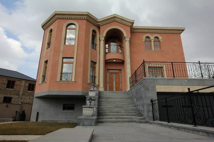 Façade with elements in Noyemberyan felsite.